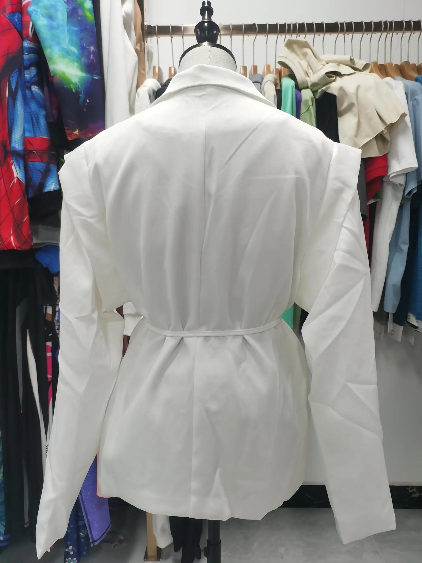 Cate, la giacca elegante da donna, con lacci, vita alta, spalle imbottite, stile casual, colore tinta unita