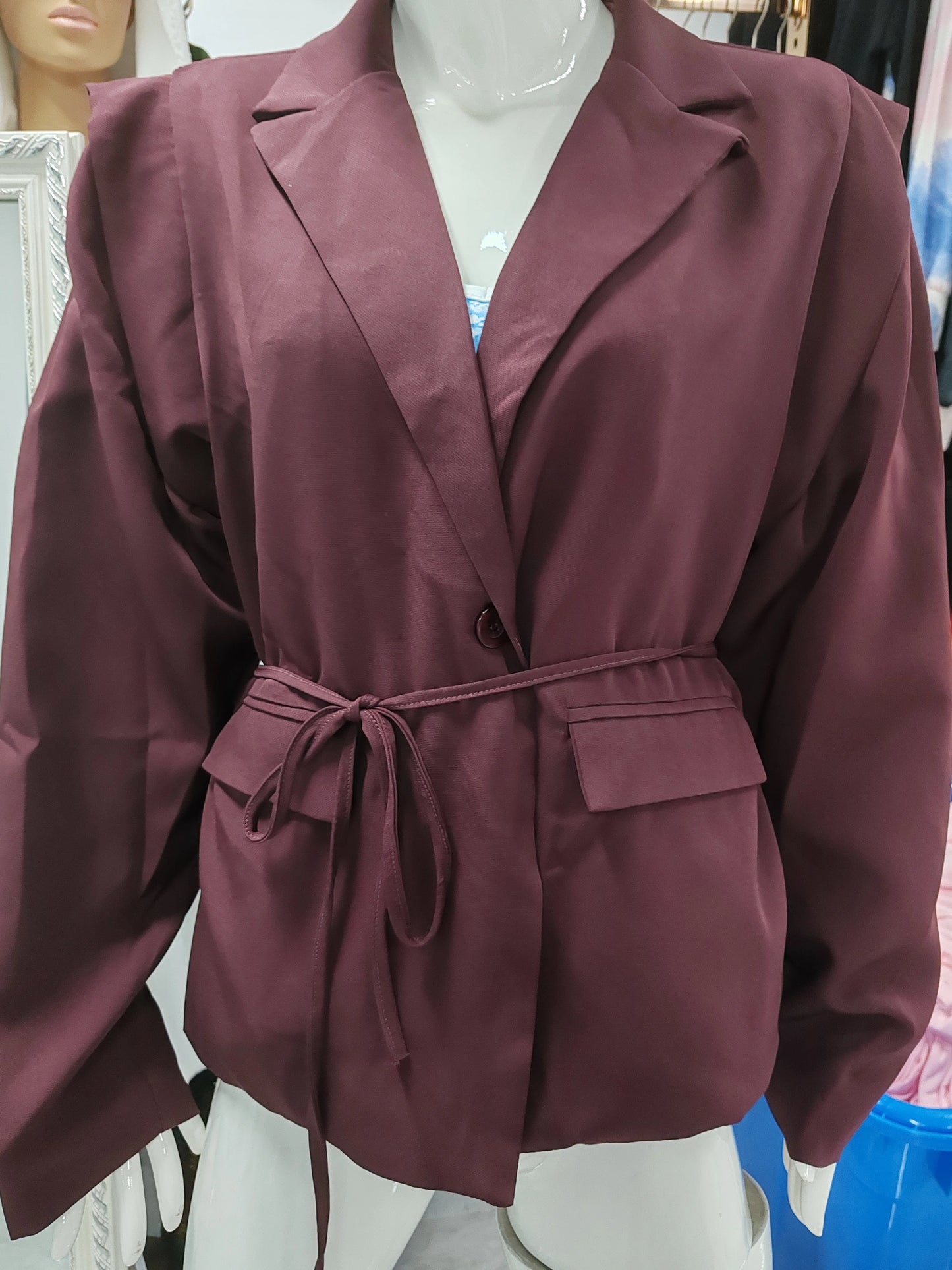 Cate, la giacca elegante da donna, con lacci, vita alta, spalle imbottite, stile casual, colore tinta unita