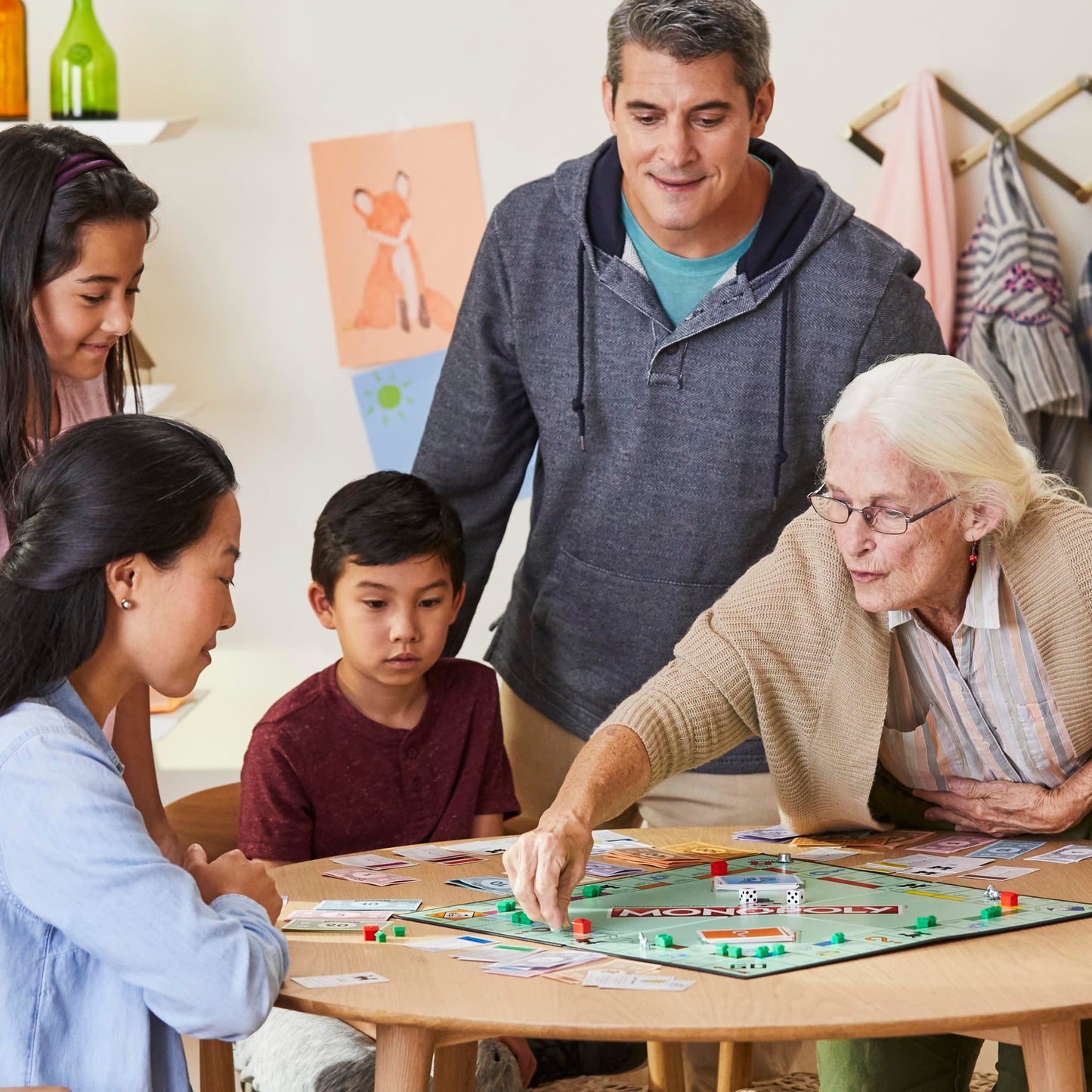 Monopoly Hasbro Gaming Classico, Gioco da Tavolo da 2 a 6 Giocatori per Tutta la Famiglia, Gioco per Bambini e Bambine da 8 Anni in su