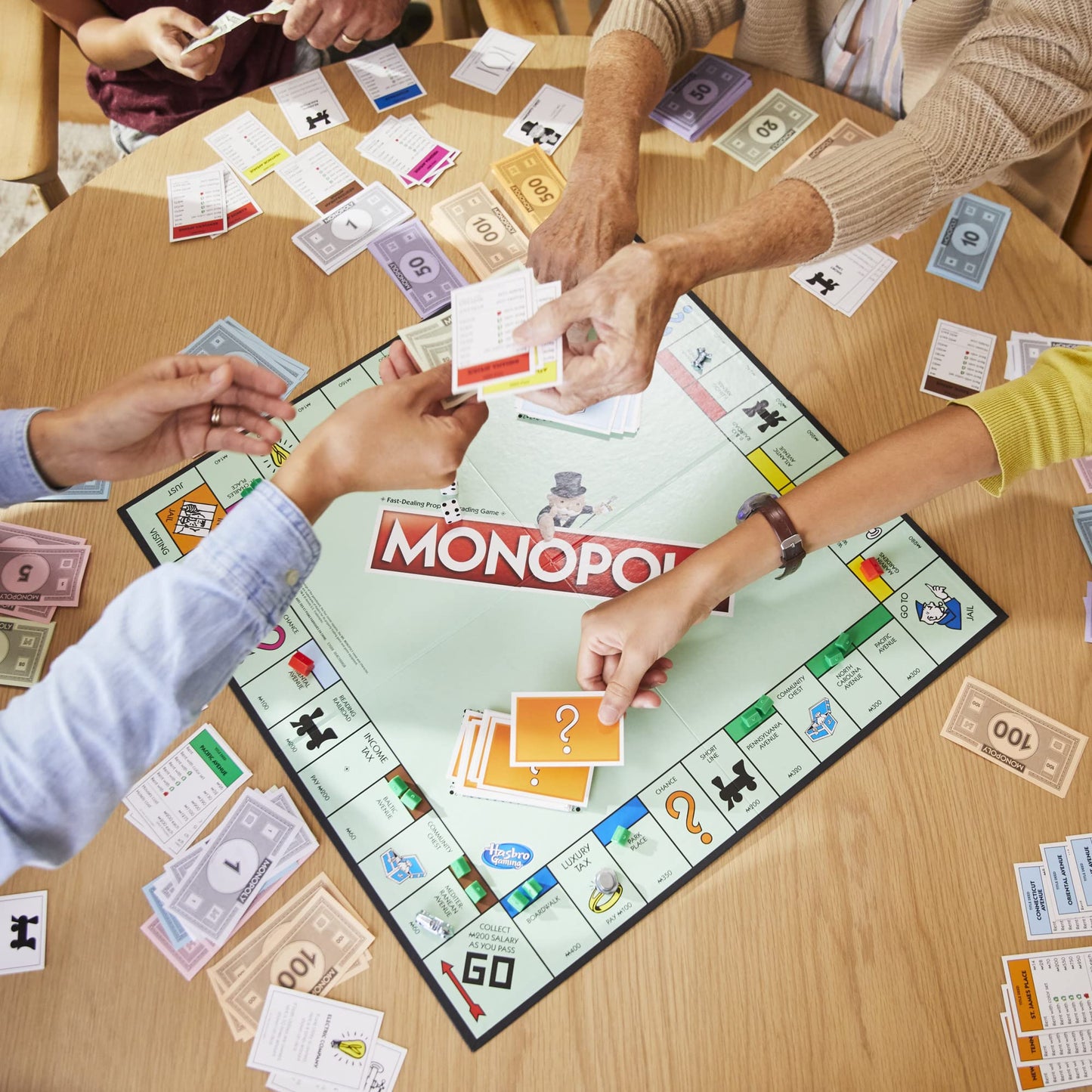 Monopoly Hasbro Gaming Classico, Gioco da Tavolo da 2 a 6 Giocatori per Tutta la Famiglia, Gioco per Bambini e Bambine da 8 Anni in su