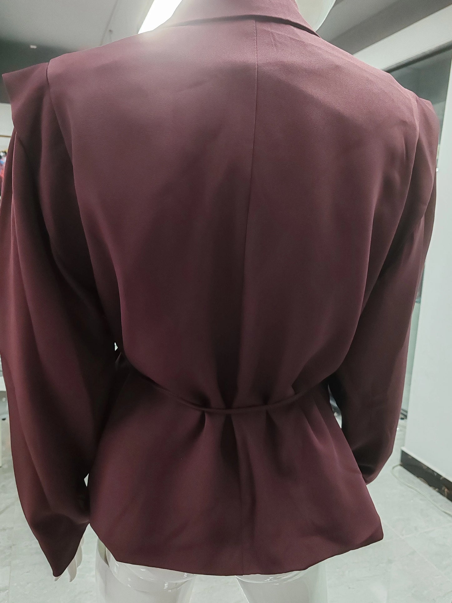 Cate, la giacca elegante da donna, con lacci, vita alta, spalle imbottite, stile casual, colore tinta unita