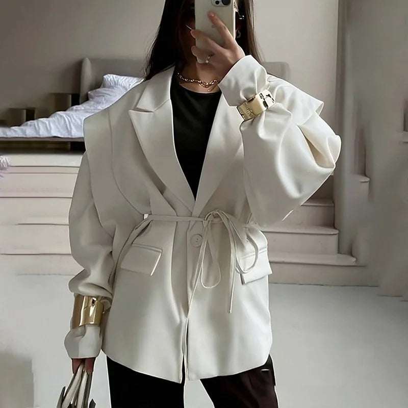 Cate, la giacca elegante da donna, con lacci, vita alta, spalle imbottite, stile casual, colore tinta unita