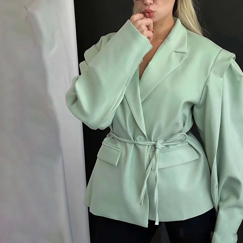 Cate, la giacca elegante da donna, con lacci, vita alta, spalle imbottite, stile casual, colore tinta unita