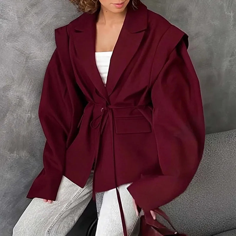 Cate, la giacca elegante da donna, con lacci, vita alta, spalle imbottite, stile casual, colore tinta unita