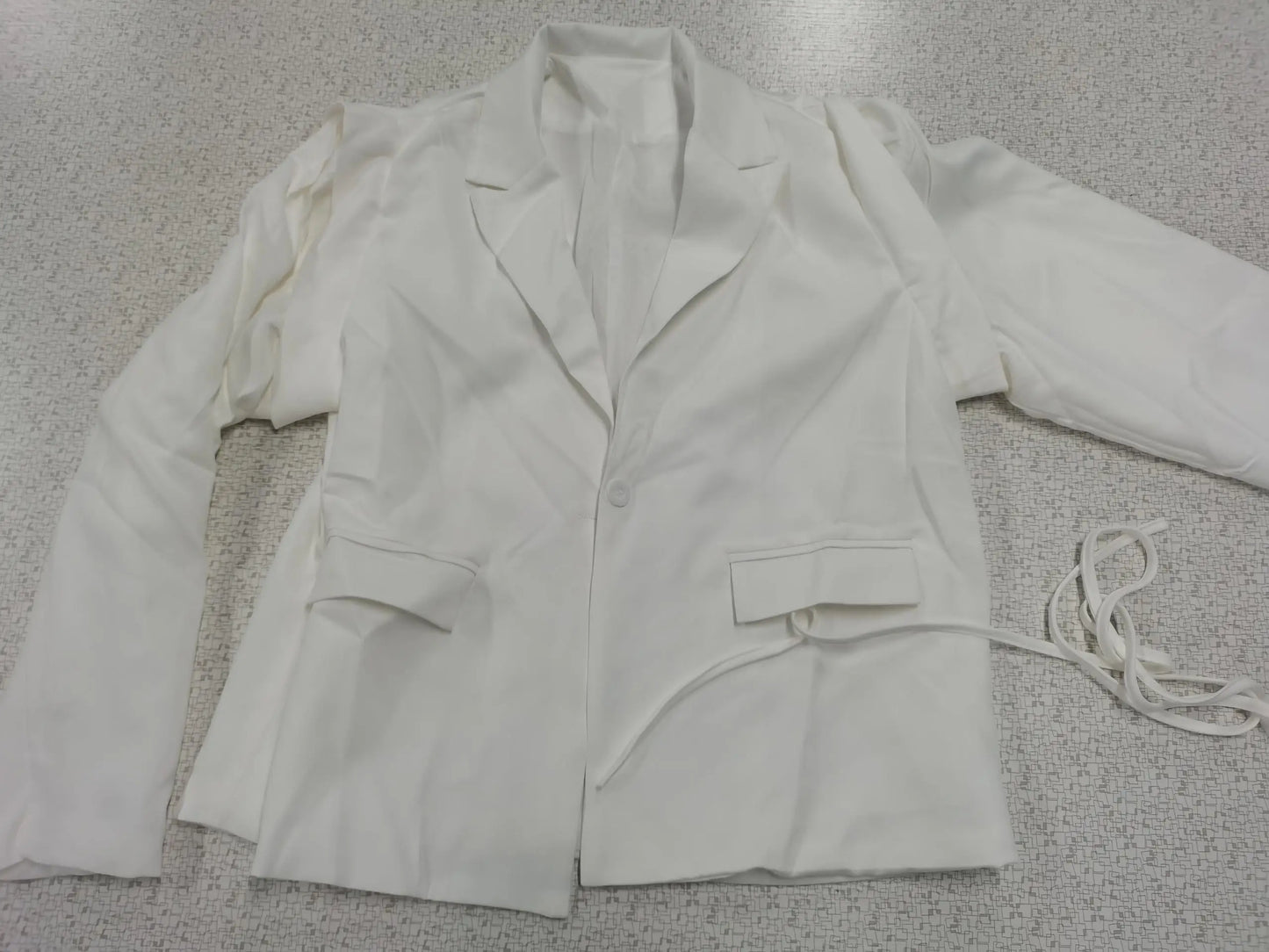 Cate, la giacca elegante da donna, con lacci, vita alta, spalle imbottite, stile casual, colore tinta unita