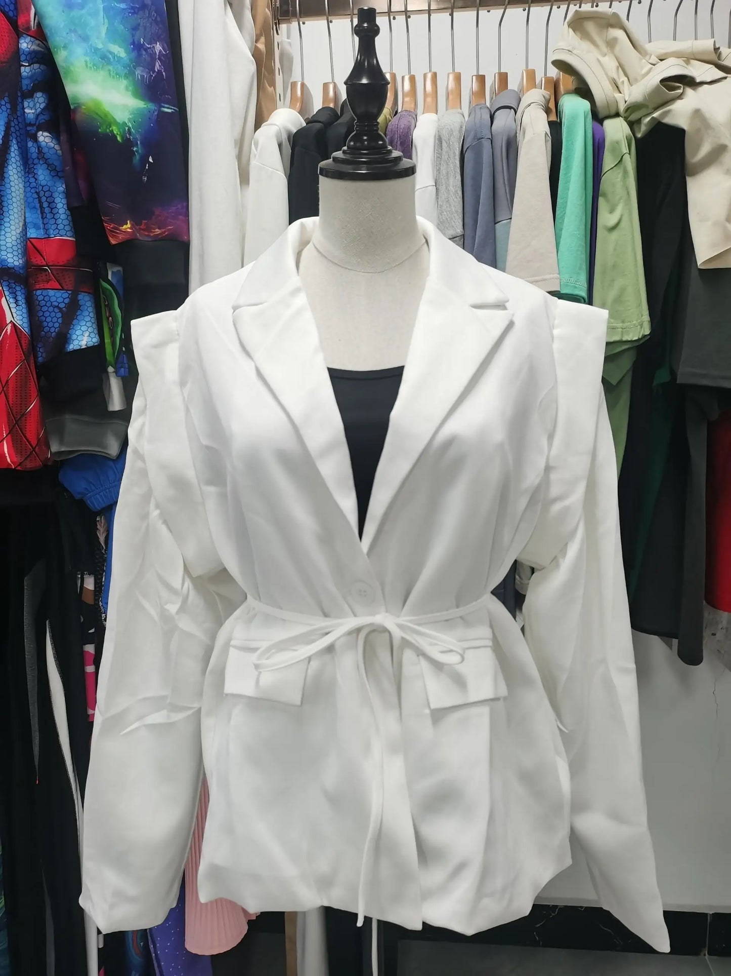 Cate, la giacca elegante da donna, con lacci, vita alta, spalle imbottite, stile casual, colore tinta unita