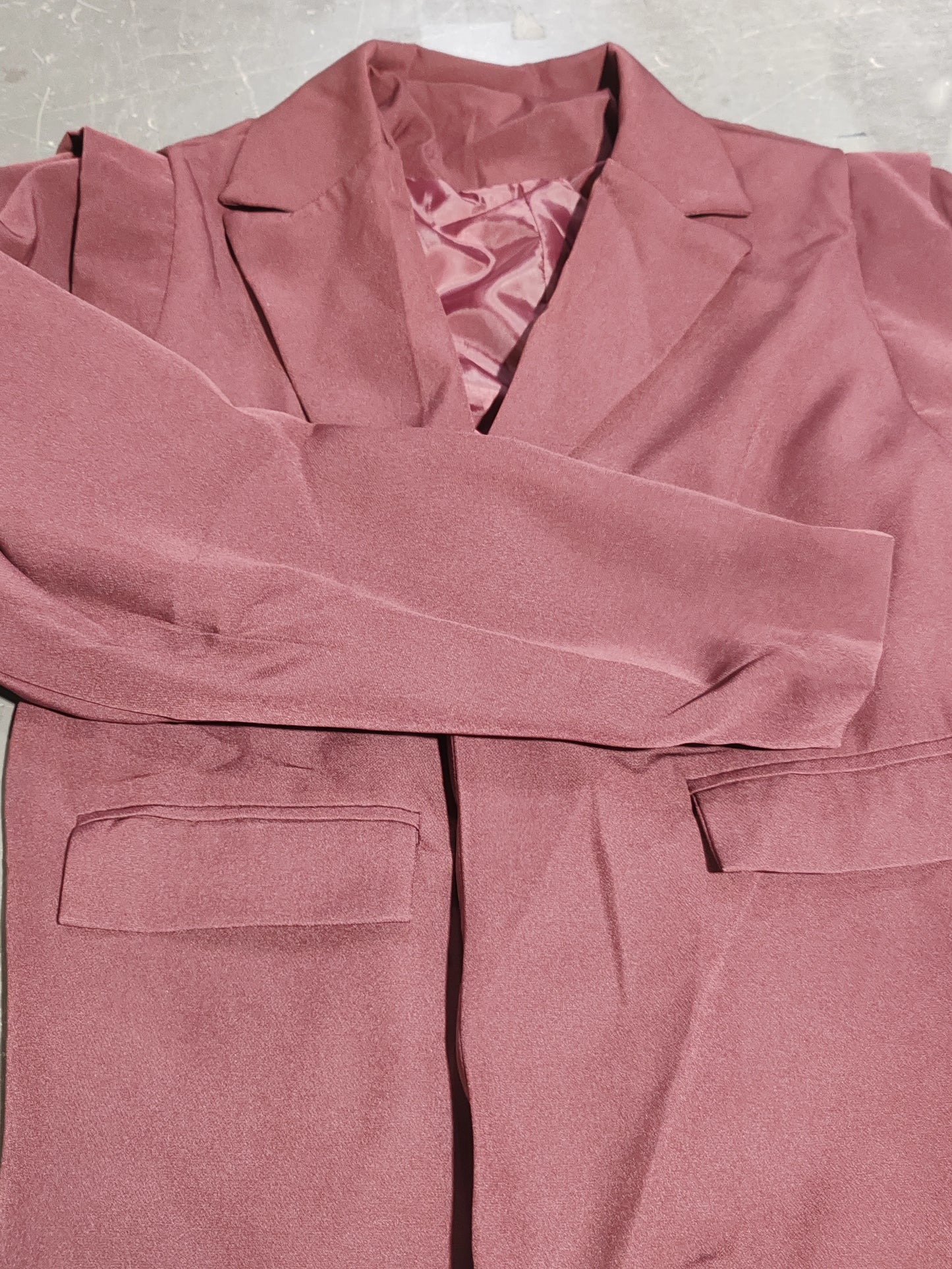 Cate, la giacca elegante da donna, con lacci, vita alta, spalle imbottite, stile casual, colore tinta unita