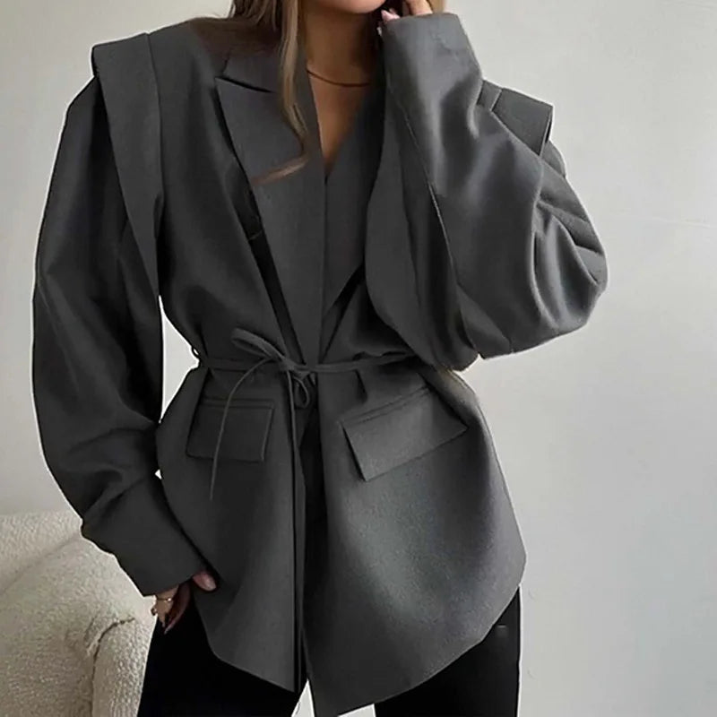 Cate, la giacca elegante da donna, con lacci, vita alta, spalle imbottite, stile casual, colore tinta unita