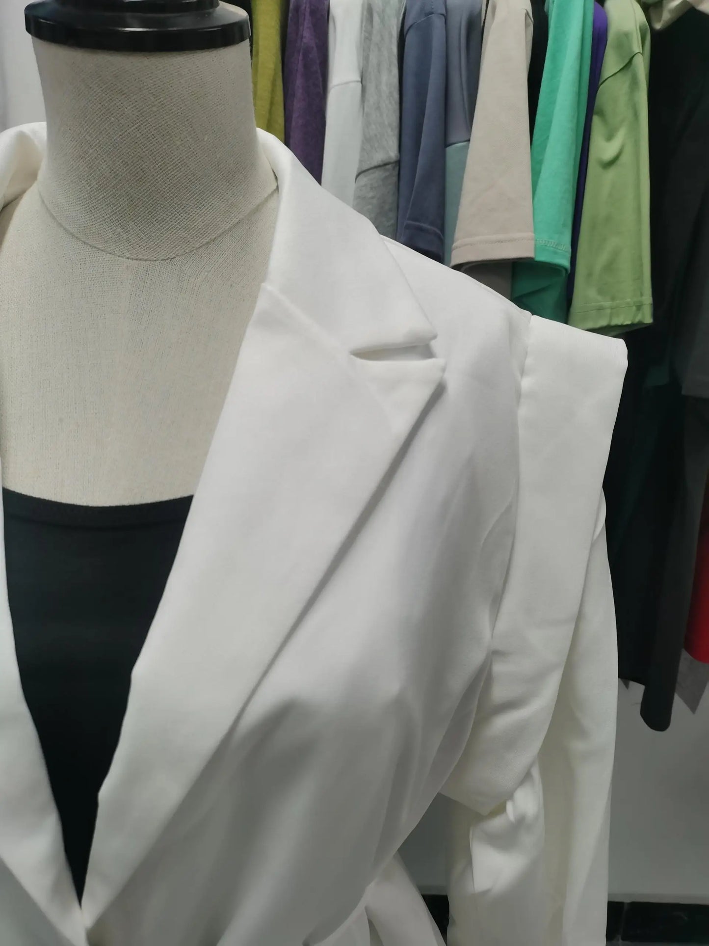 Cate, la giacca elegante da donna, con lacci, vita alta, spalle imbottite, stile casual, colore tinta unita