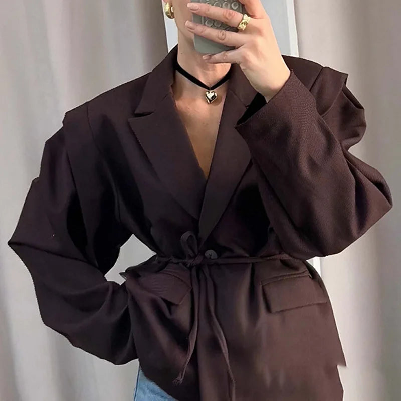 Cate, la giacca elegante da donna, con lacci, vita alta, spalle imbottite, stile casual, colore tinta unita
